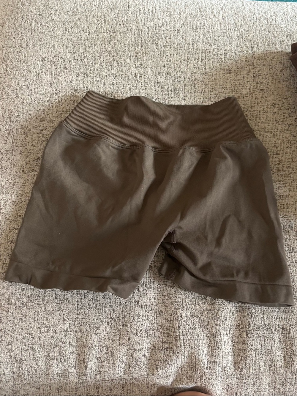 V back scrunch shorts